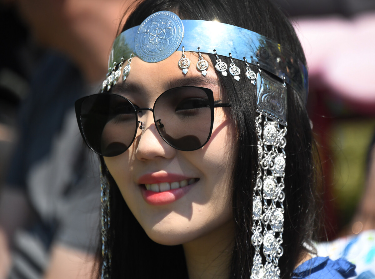 Seorang perempuan memakai perhiasan khas Yakut