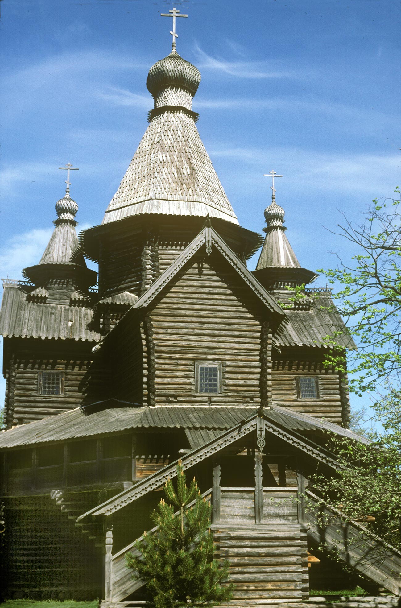Vitoslavlitsy. Église de la Nativité-de-la-Vierge, vue ouest avec haute entrée et galerie, le 19 mai 1995