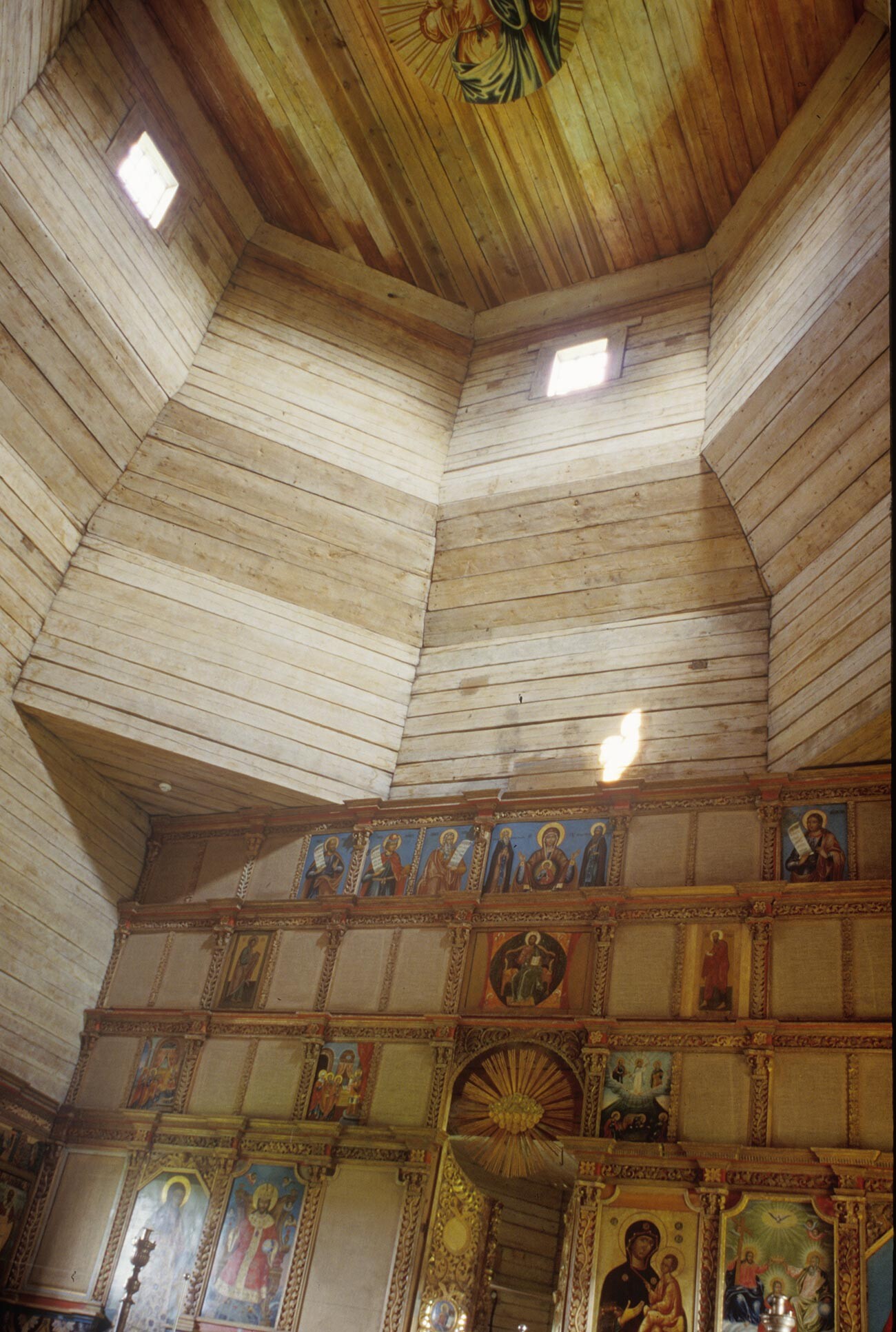 Vitoslavlitsy. Église Saint-Nicolas du village de Vysoki Ostrov. Intérieur avec iconostase et vue sur la tour avec plafond en planches. Juillet 1995