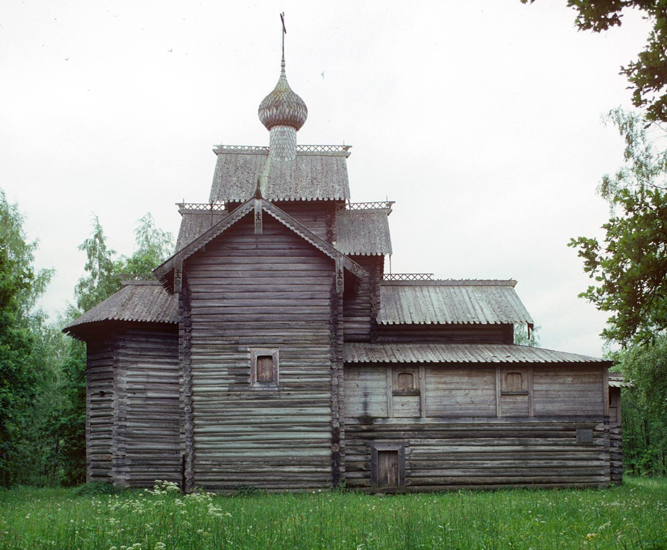 Vitoslavlitsy. Église Saint-Nicolas du village de Miakichevo, vue nord. Le 5 juin 1993