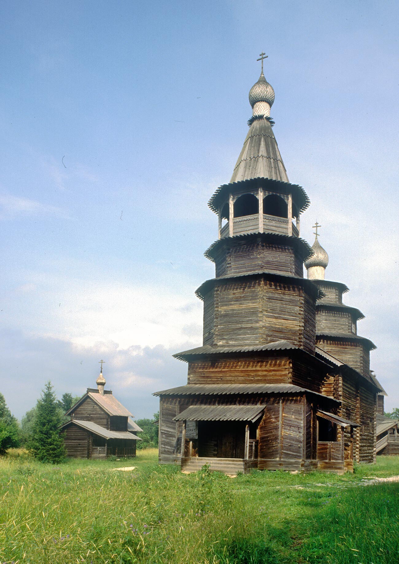 Vitoslavlitsy. Église Saint-Nicolas de Vysoki Ostrov, vue ouest avec clocher ; le 5 juillet 1995