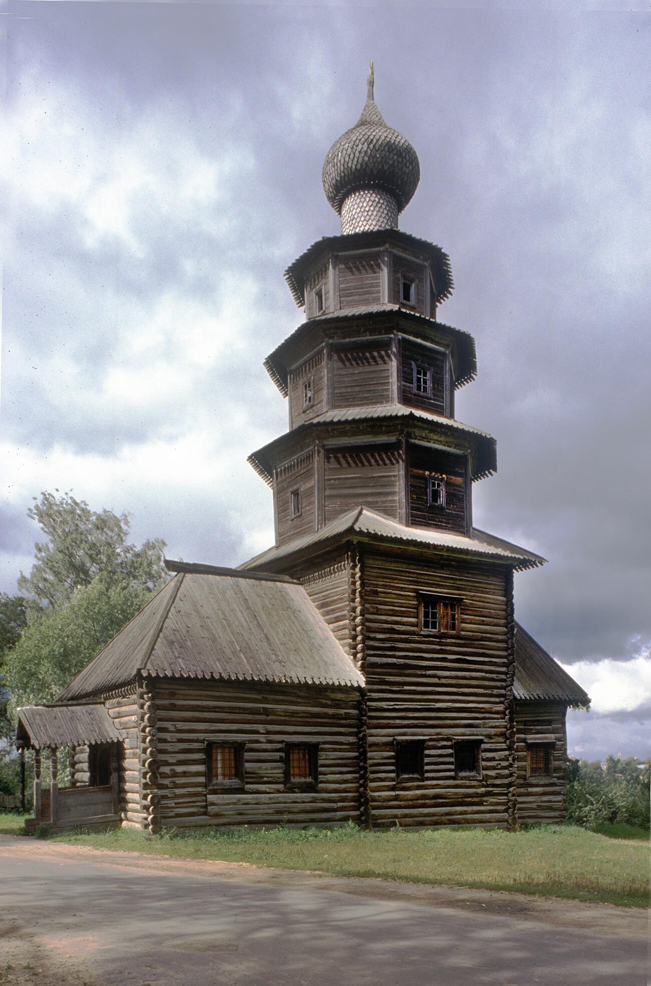 Torjok. Église de Notre-Dame de Tikhvine, vue sud-ouest, le 13 août 1995