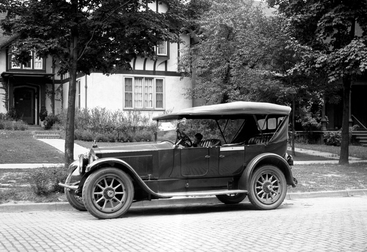 Une Packard Twin Six (le véhicule représenté sur la photo n'est pas celui de Staline, mais un exemplaire du même modèle)