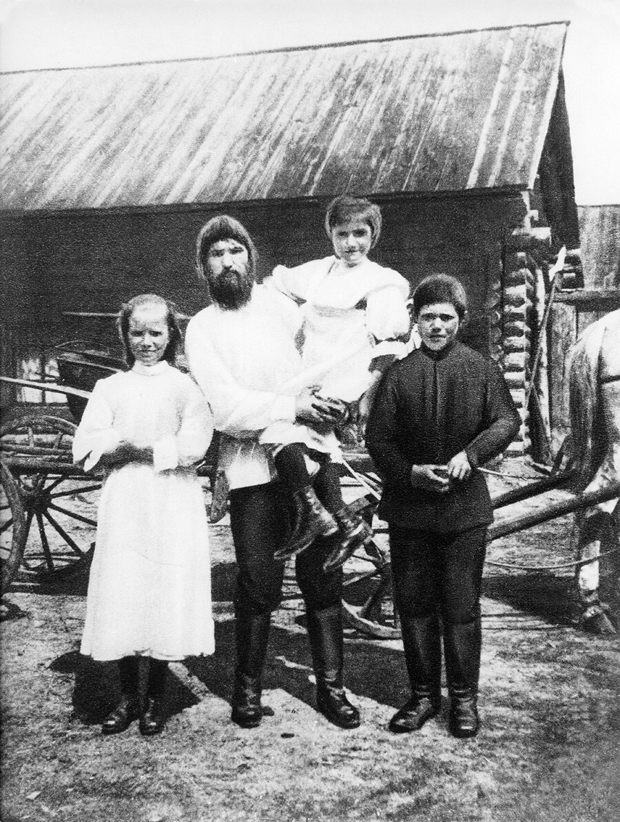 Grigori Rasputín con sus tres hijos