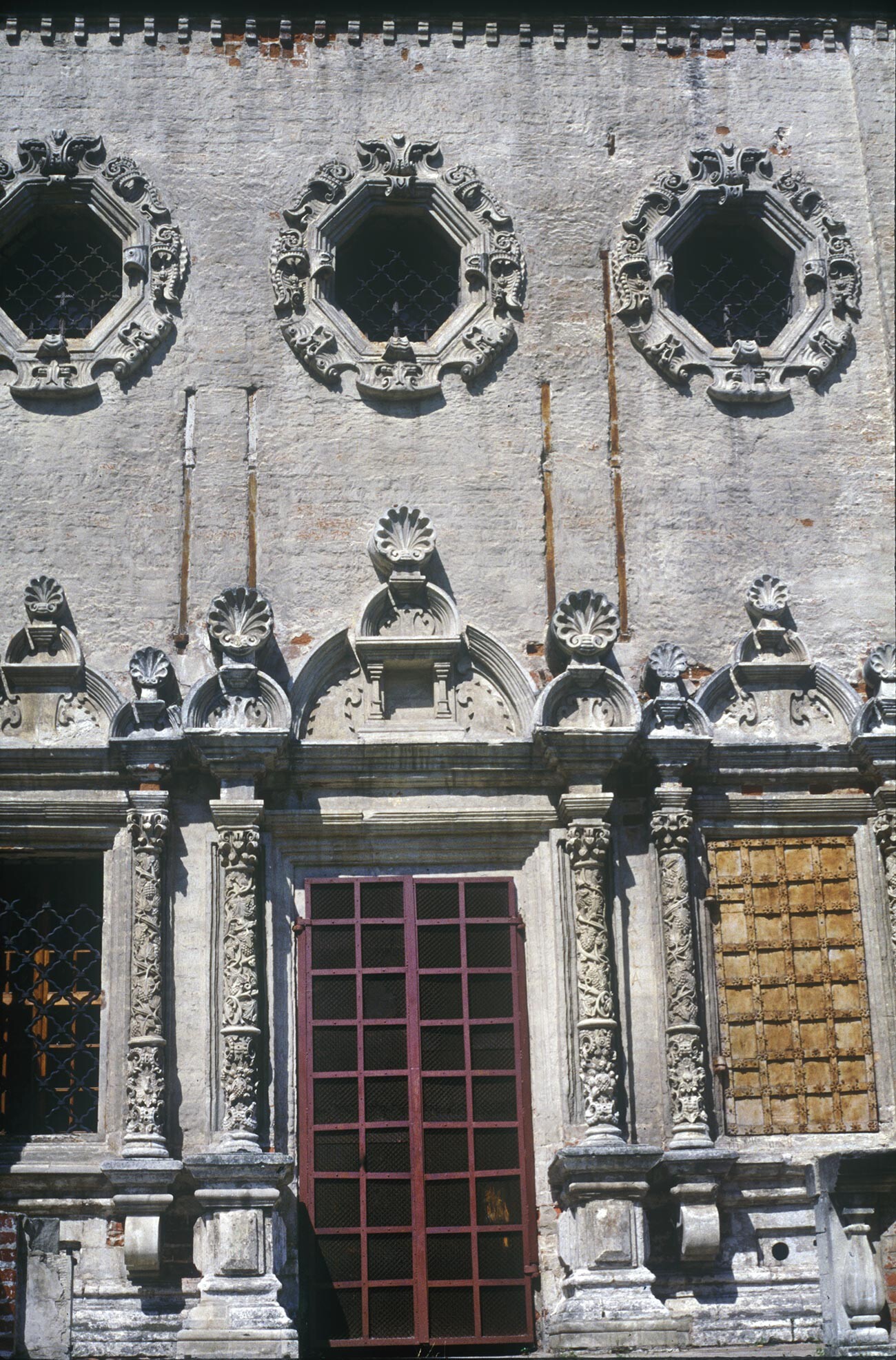 Тројице-Ликово. Црква св. Тројице. Јужна фасада са орнаментима од изрезбареног кречњака изнад улаза. 21. јул 1996.  