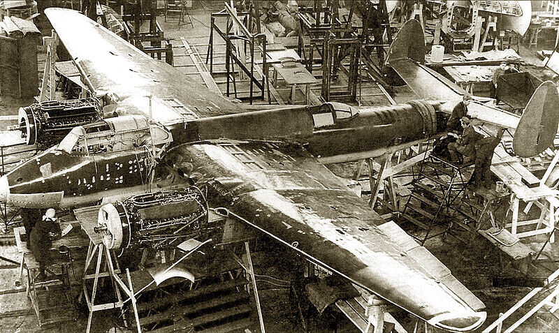 Склопување на прототипот 103 (идниот Ту-2) во халата на Централното конструкторско биро 29, 1940.

