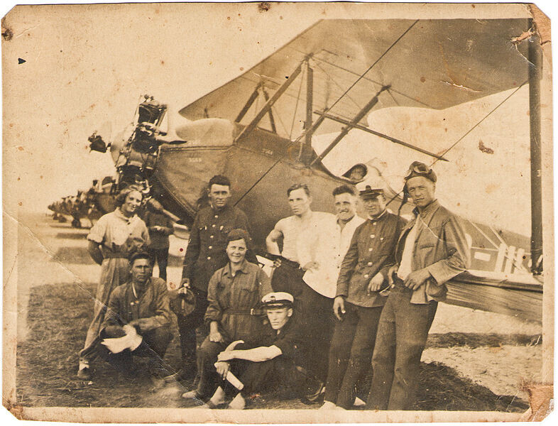 Екипа пилоти покрај По-2, 1935.

