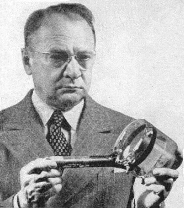 Vladímir Zvorikin junto a su kinetoscopio, 1950.