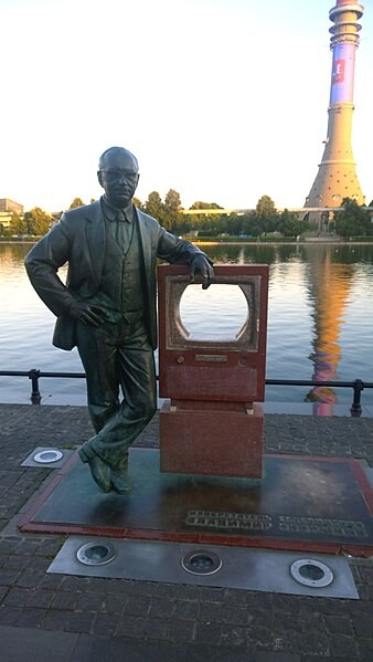 Monumento a Vladímir Zvorikin en Moscú, en la orilla del estanque Ostankino.