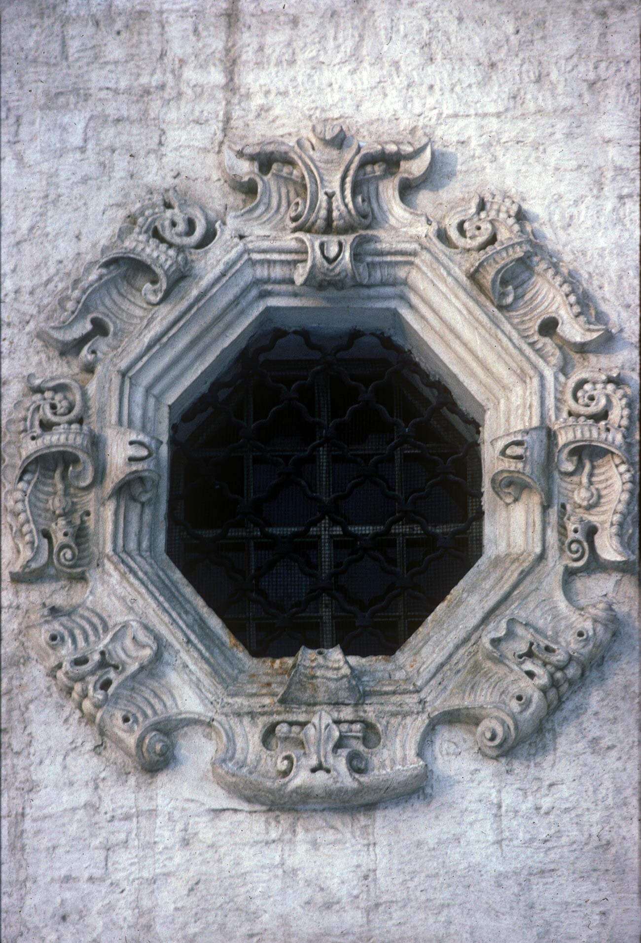 Trojice-Likovo. Cerkev Svete Trojice. Južno pročelje, okrasni okenski detajl. Februar 19, 1980