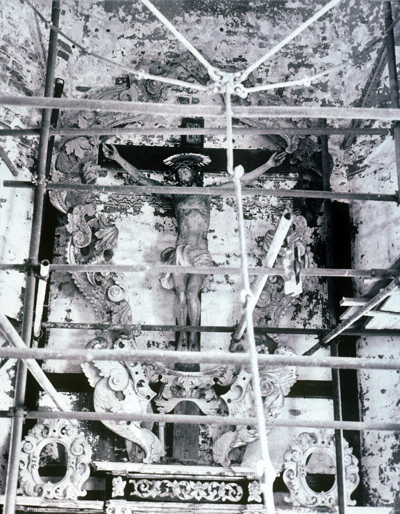 Trojice-Likovo. Cerkev Svete Trojice, notranjost. Izvirni v celoti izklesani križ nad ostanki izrezljanega ikonostasa. 2. maj 1980.