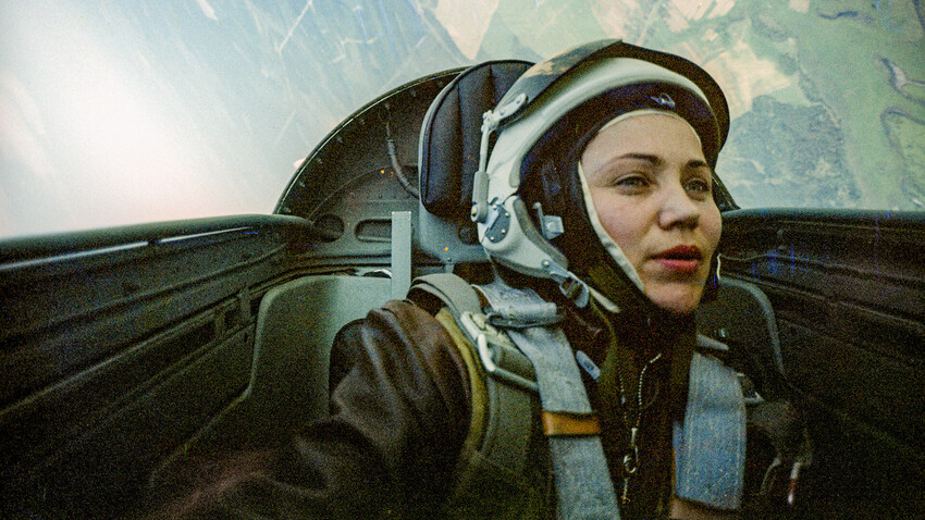 Marina Popowitsch ist eine Testpilotin der 1. Klasse und mehrfache Weltrekordhalterin in der Luftfahrt. Ehefrau des sowjetischen Piloten und Kosmonauten Pawel Popowitsch. Foto, aufgenommen mit einer im Cockpit eines Düsenflugzeugs installierten Kamera während eines Kunstflugmanövers.