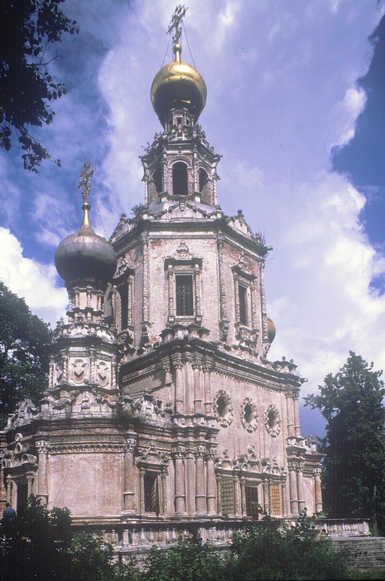 Troitse-Likovo (Strogino, Moscú). Iglesia de la Trinidad, vista suroeste. 21 de julio de 1996.