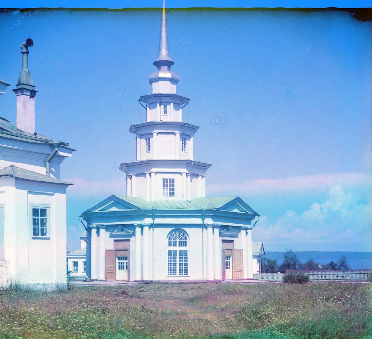 Petrozavodsk. Iglesia de los Santos Pedro y Pablo, vista suroeste. Fue estruida por un rayo en 1924. Verano de 1916. 