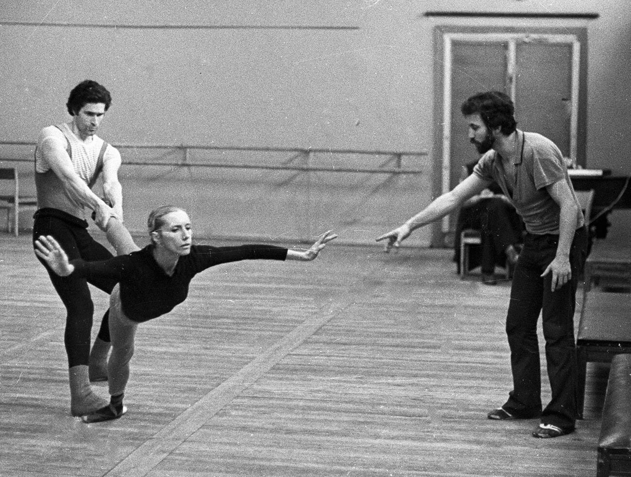 Baletni mojster Boris Eifman (desno) ter narodna umetnika Alla Osipenko (v centru) in John Markovskij (levo) na vaji v Leningrajskem državnem akademskem gledališču opere in baleta S. M. Kirov 