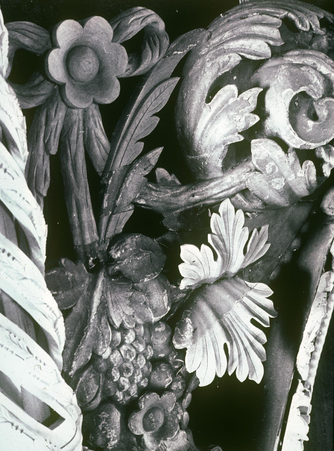 Troitse-Lykovo. Chiesa della Trinità, interni. Decorazione in legno intagliato per l'iconostasi originale (nuovi elementi attaccati ai vecchi). 2 maggio 1980