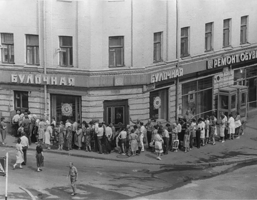 A line for bread, Moscow, 1988