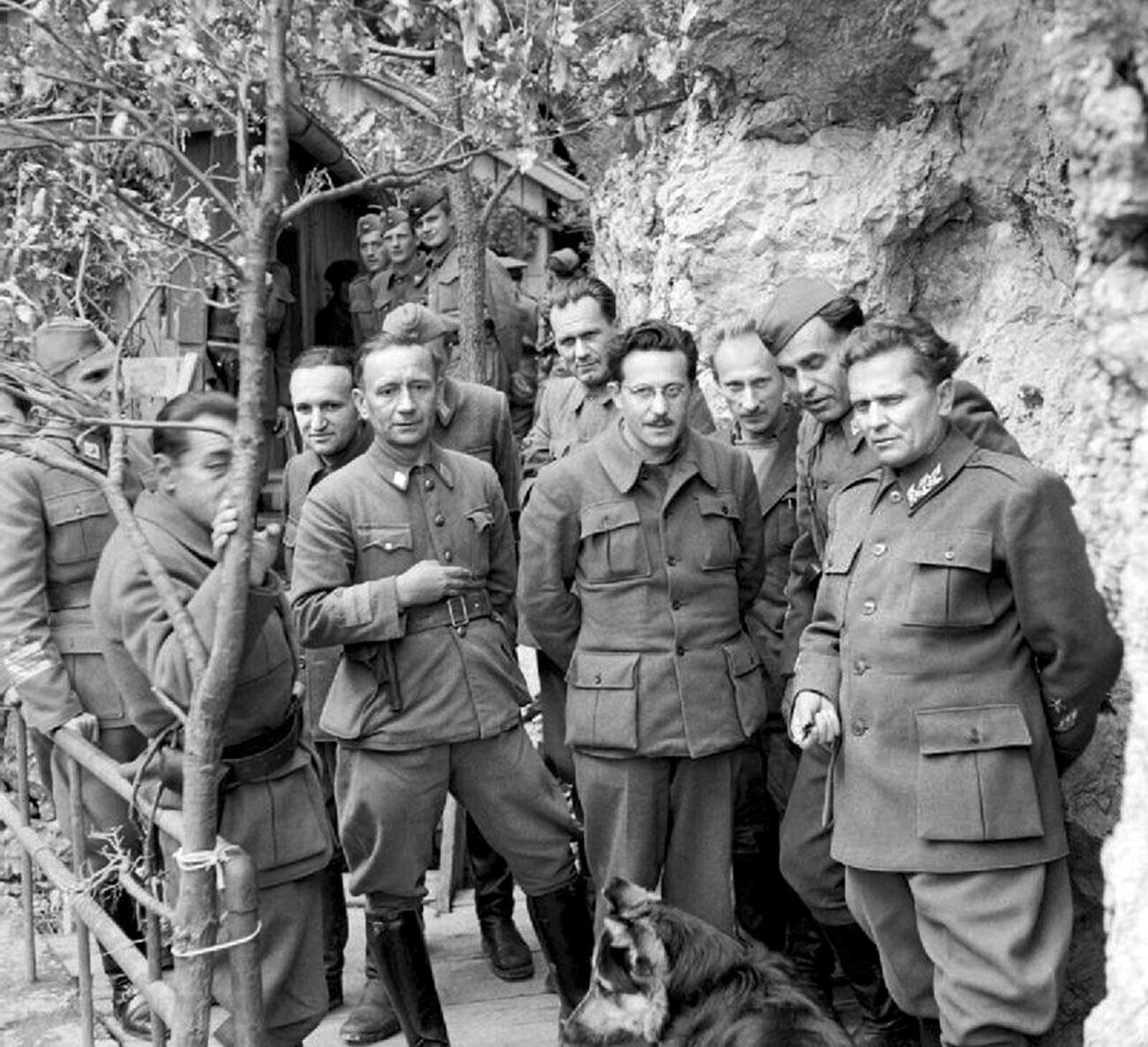 Marsekal Tito berdiri bersama para Menteri Kabinet dan Staf Tertingginya di markas besarnya — Yugoslavia, pada 14 Mei 1944.