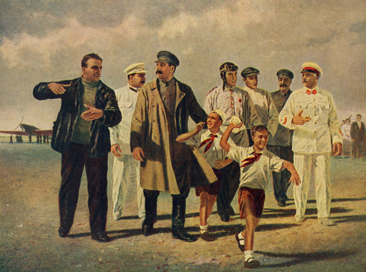 Waleri Tschkalow, russischer Pilot, erzählt Joseph Stalin die Geschichte seines Fluges. Idealisiertes Gemälde, das Stalin, den väterlichen Führer, mit sowjetischen Kindern zeigt. Tschkalows Flugzeug im Hintergrund. Held des Zweiten Weltkriegs im Gespräch mit dem Führer der Sowjetunion.