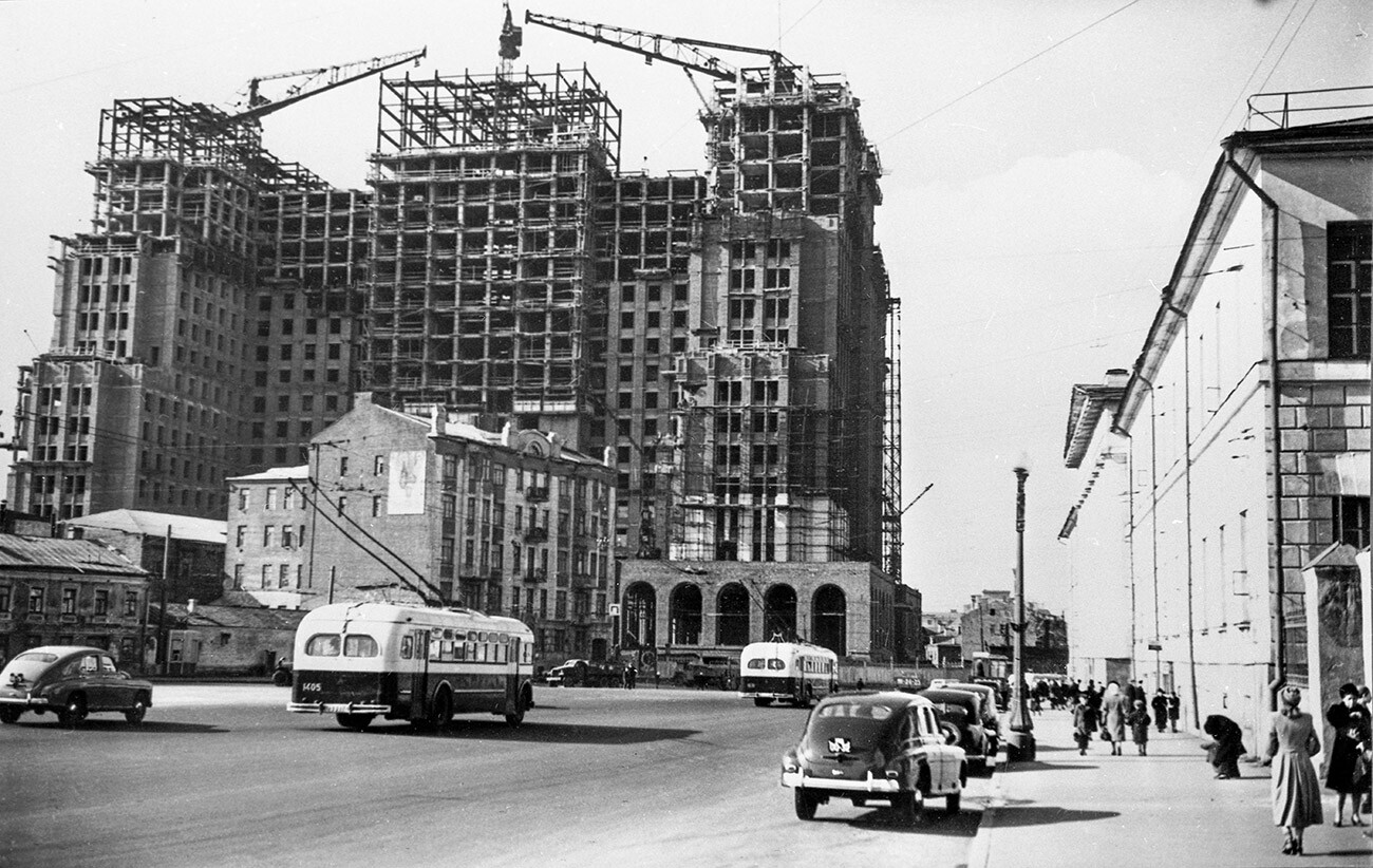 La costruzione di uno dei sette grattacieli staliniani, l'edificio di piazza Kudrinskaja, 1952