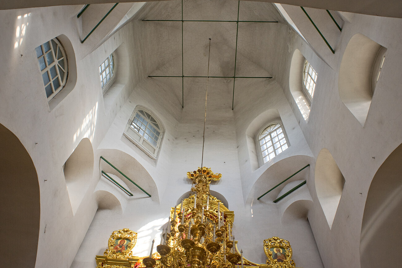 Ubory. Gereja Ikon Ajaib Juru Selamat. Tampilan interior dengan kubah menara. 16 Agustus 2013