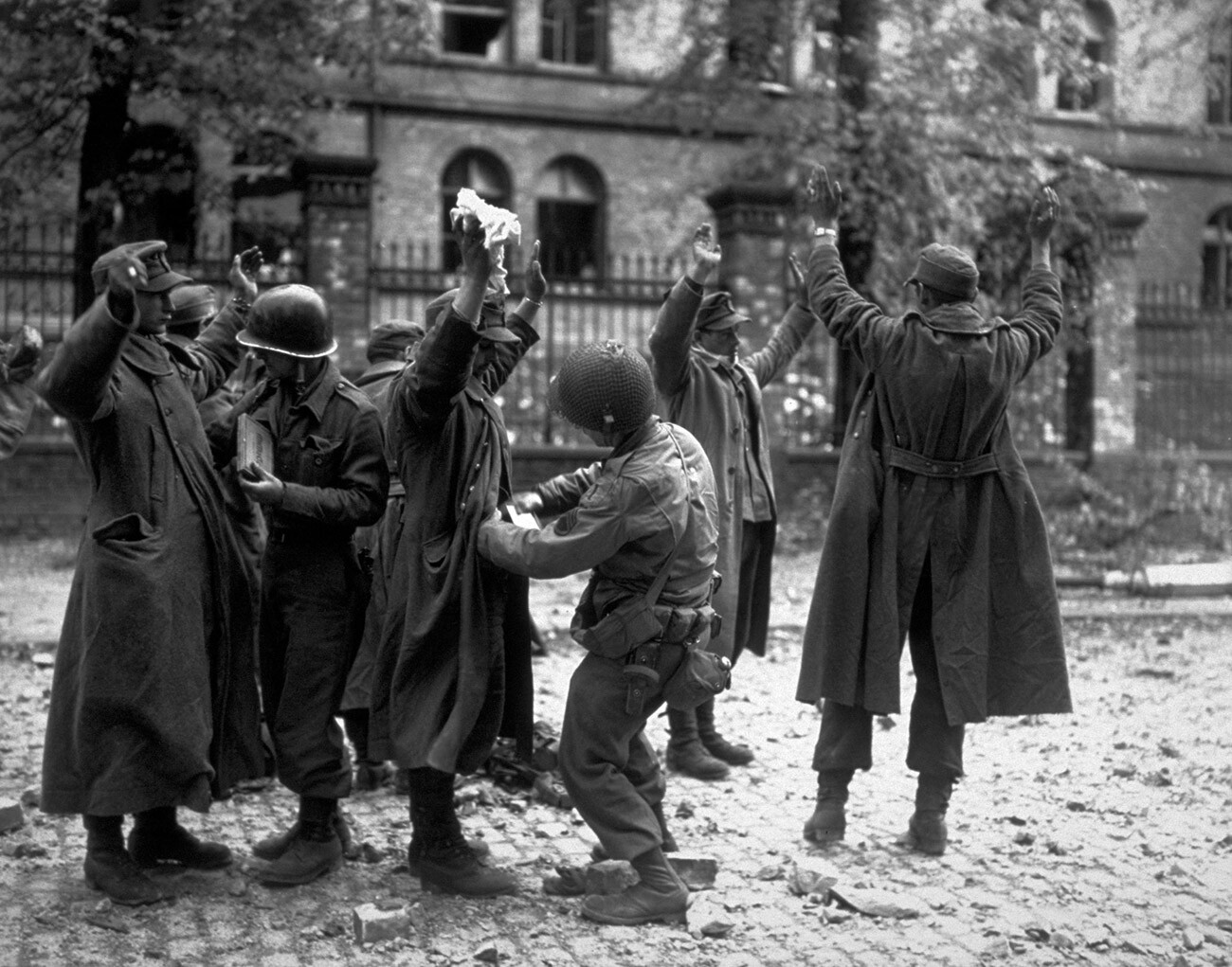 Prisioneros alemanes capturados en las calles de la ciudad alemana de Aquisgrán