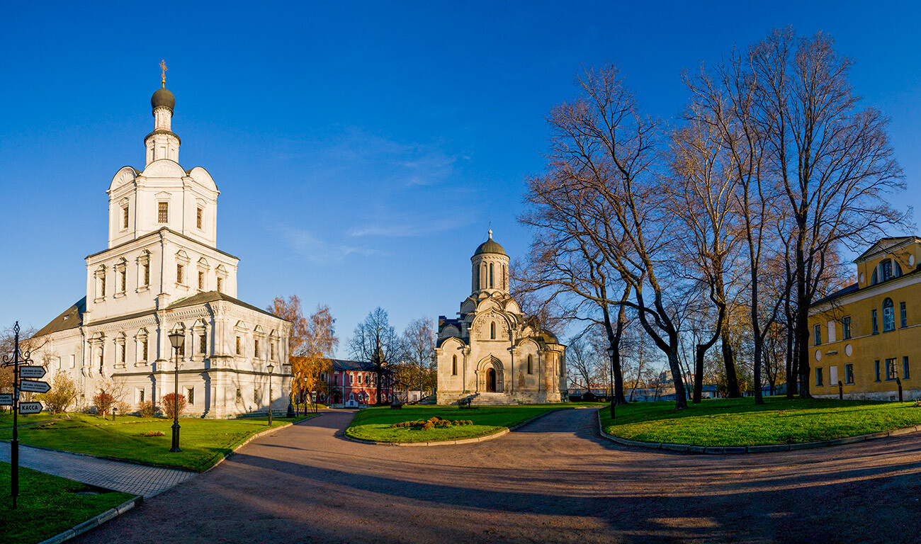 Biara Spaso-Andronikov dan Katedral Spassky (tengah)