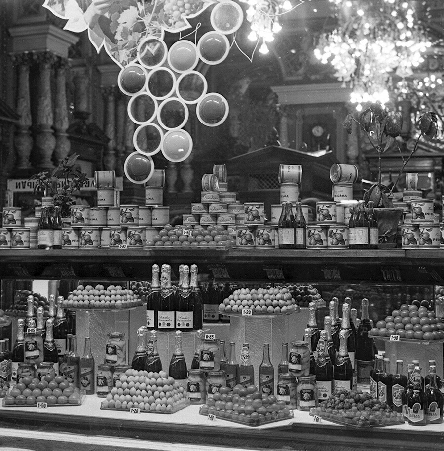 Vino in sadje v moskovski trgovini Jelisejevski, 1965

