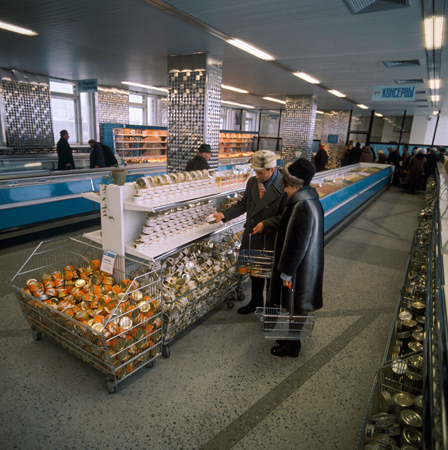 Un negozio di pesce a Murmansk, Russia settentrionale, 1976
