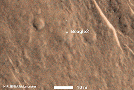 Foto de la Beagle 2 obtenida por la cámara HiRISE del Mars Reconnaissance Orbiter. La HiRISE es la cámara con más resolución orbitando actualmente Marte. 