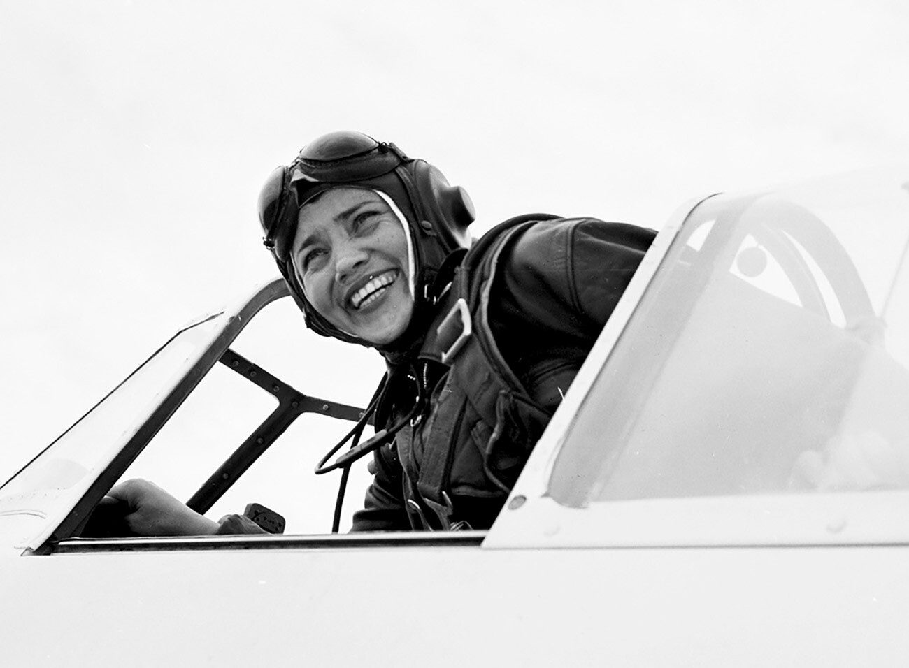 Testna pilotka 1.razreda, dobitnica 102 letalskih svetovnih rekordov v propelerskih in reaktivnih letalih ter helikopterjih, od tega 10 na težkem letalu AN-22 Antey (edina ženska, ki je pilotirala supertežko letalo)