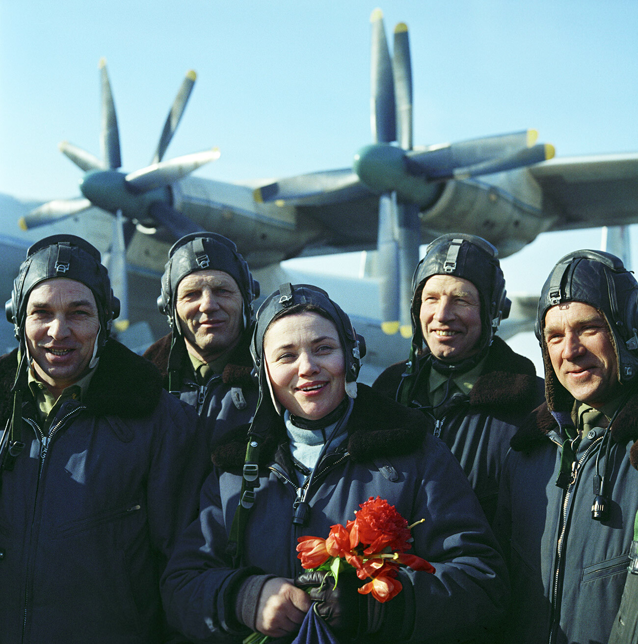 Testna pilotka, častna mojstrica športa ZSSR, večkratna svetovna rekorderka Marina Popovič in njena posadka po testnem poletu s težkim turbopropelerskim transportnim letalom AN-22. Natančen datum in lokacija fotografije nista znana.