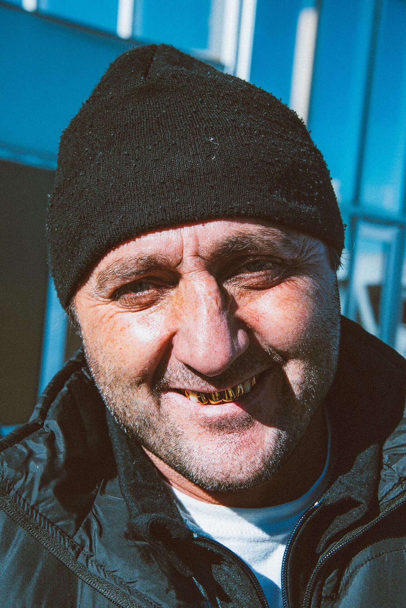 Porträt, freundlicher tschetschenischer Mann mit Goldzähnen, Tschetschenien, Kaukasus, Russland.