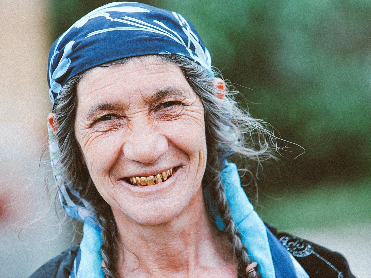 Eine Zigeunerin, die in einem Tabor am Rande des im Bau befindlichen Viertels Sarechny in Tjumen lebt.