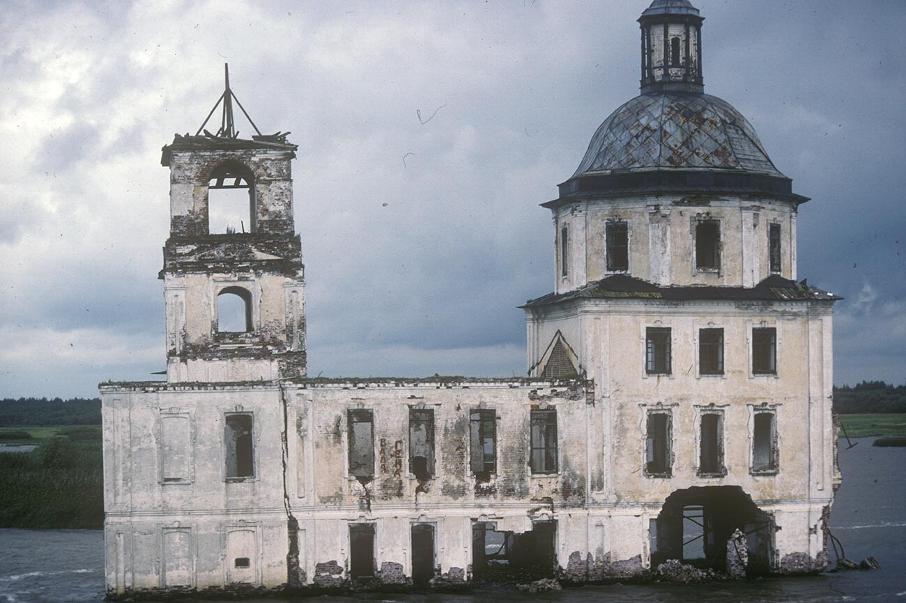 クロヒノ。降誕教会。教会の南側。入口と鐘楼が主要構造から伸びている。1991年8月8日。