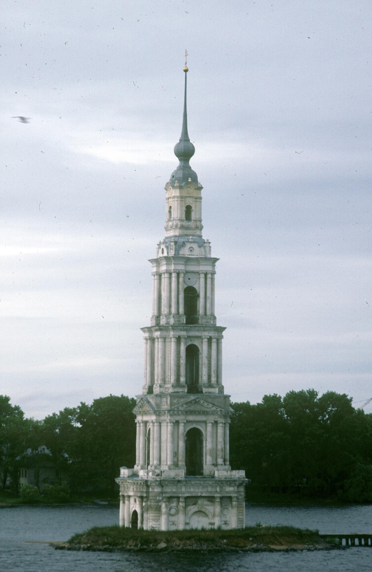カリャジン。聖ニコライ大聖堂の鐘楼。大聖堂は、ウグリチ貯水池（ヴォルガ川の一部をなす）の建設中に取り壊されたが、鐘楼は標識として残されていた。1991年8月9日。