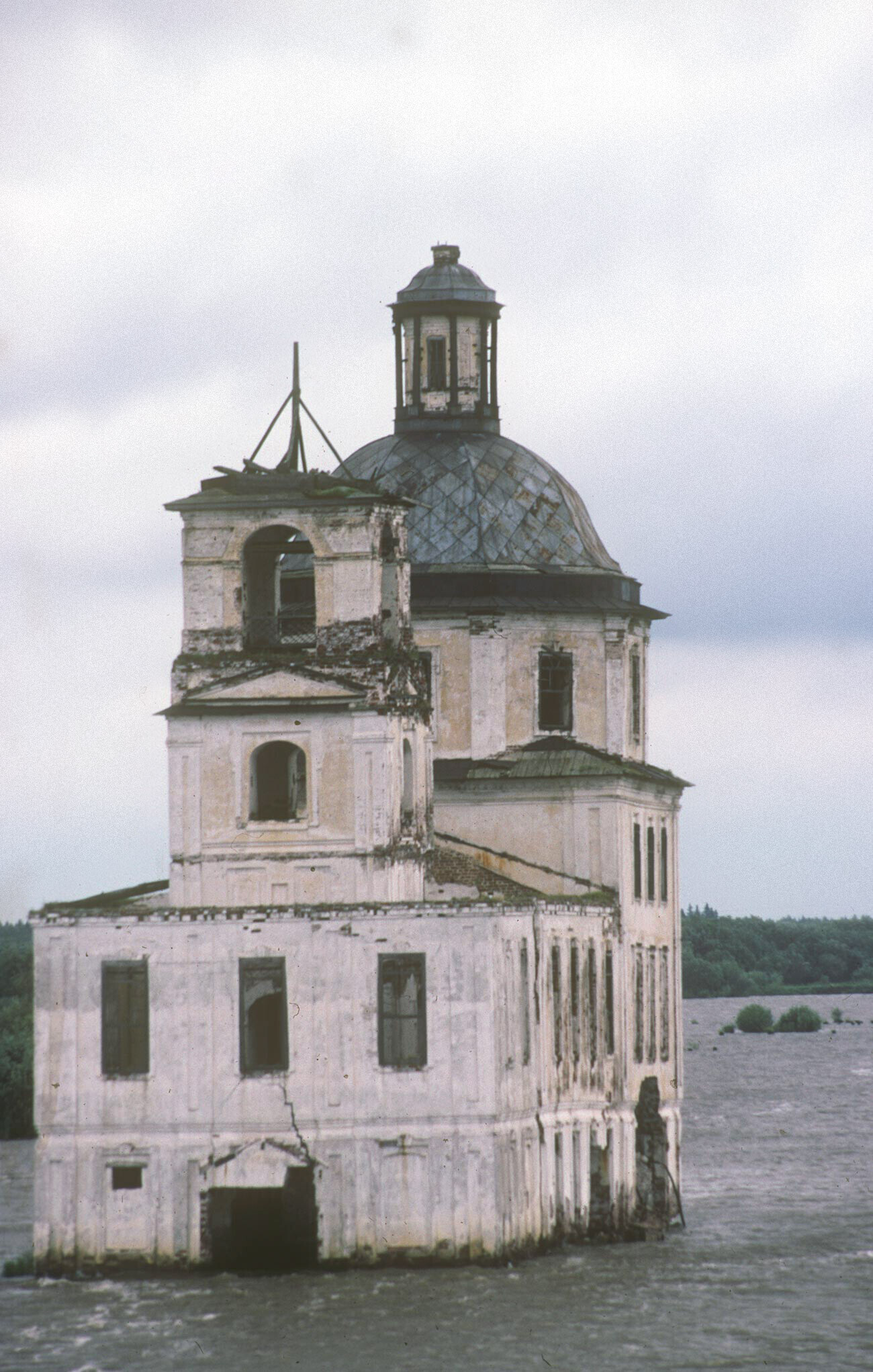 クロヒノ。降誕教会。教会の南西側。1991年8月8日。