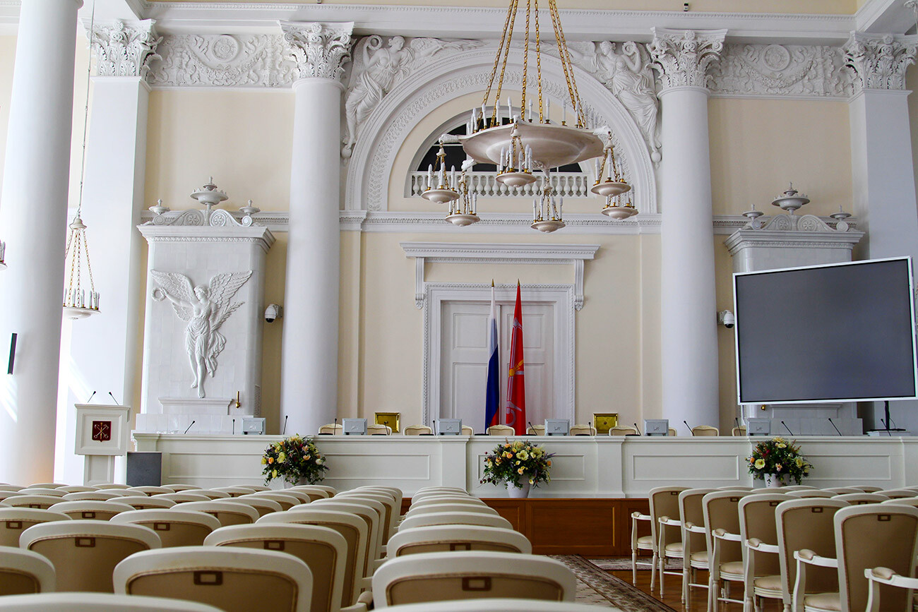 Rusija, Sankt Peterburg, inštitut Smolni, zgrajen 1806-1808, arhitekt Giacomo Quarenghi; sejna dvorana, 25.-26. oktobra (7.-8. novembra) 1917 II. je bil tukaj Vseruski kongres sovjetov; od leta 1996 je rezidenca gubernatorja Sankt Peterburga; zdaj je tudi državni zgodovinski muzej 