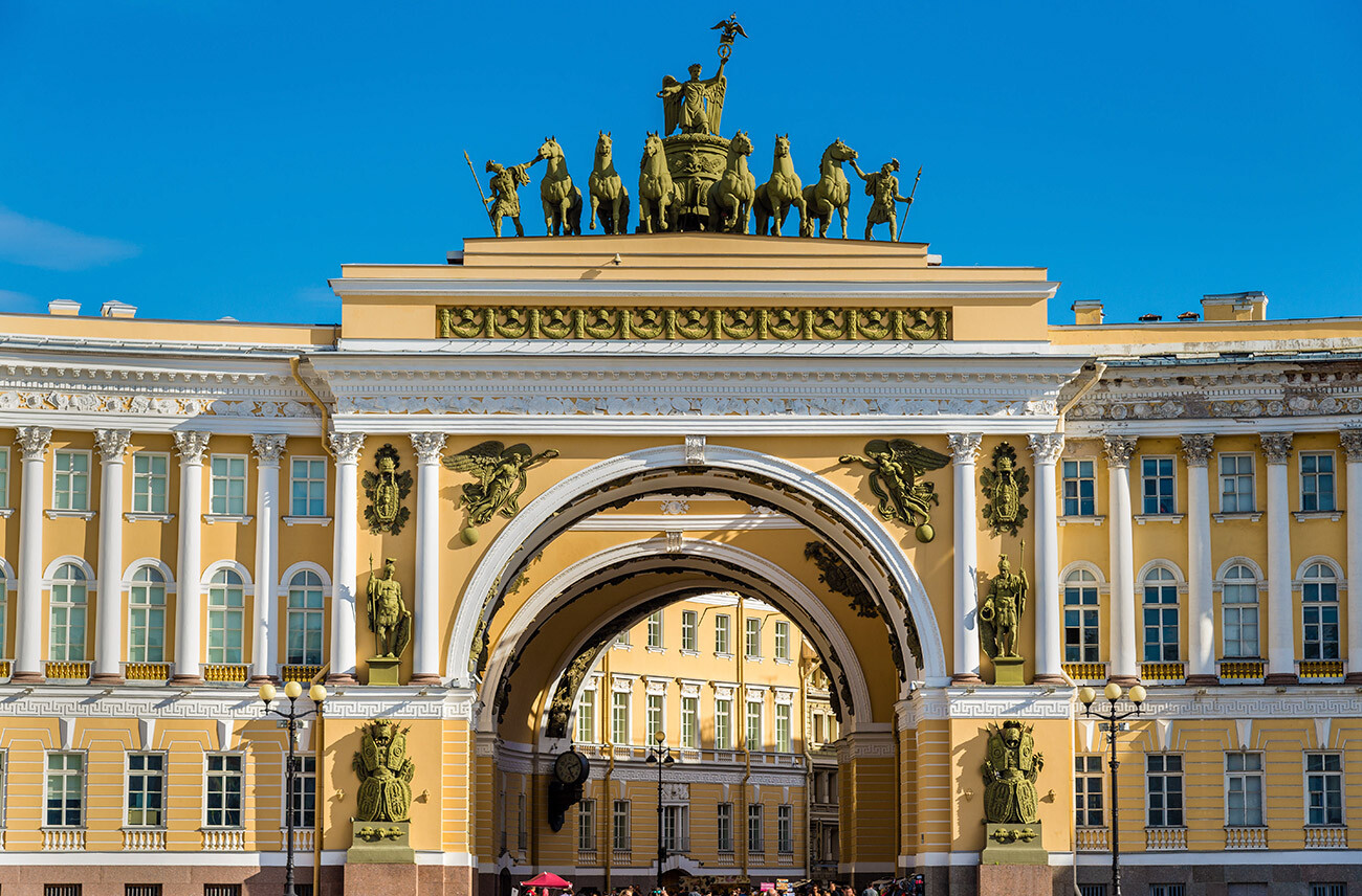 The triumphal arch on Palace Square.