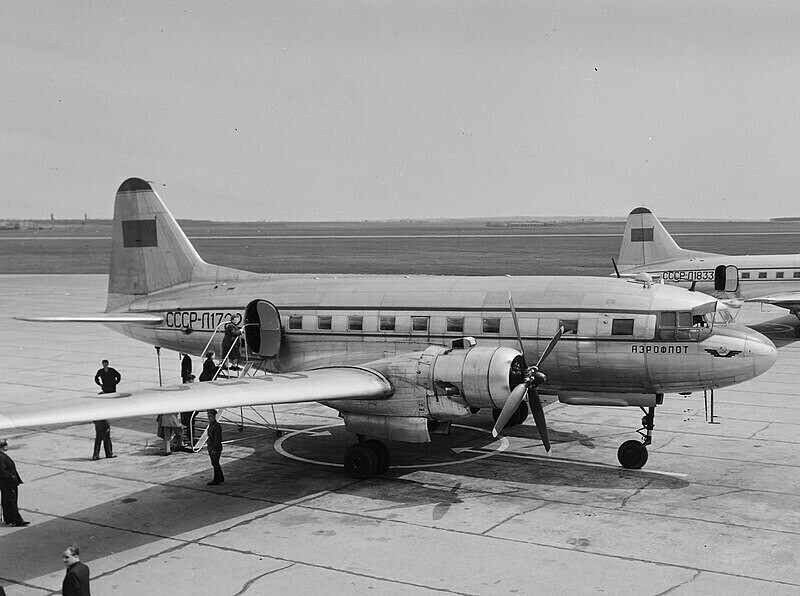 Цивилен авион Ил-12 во Будимпешта, 1956.

