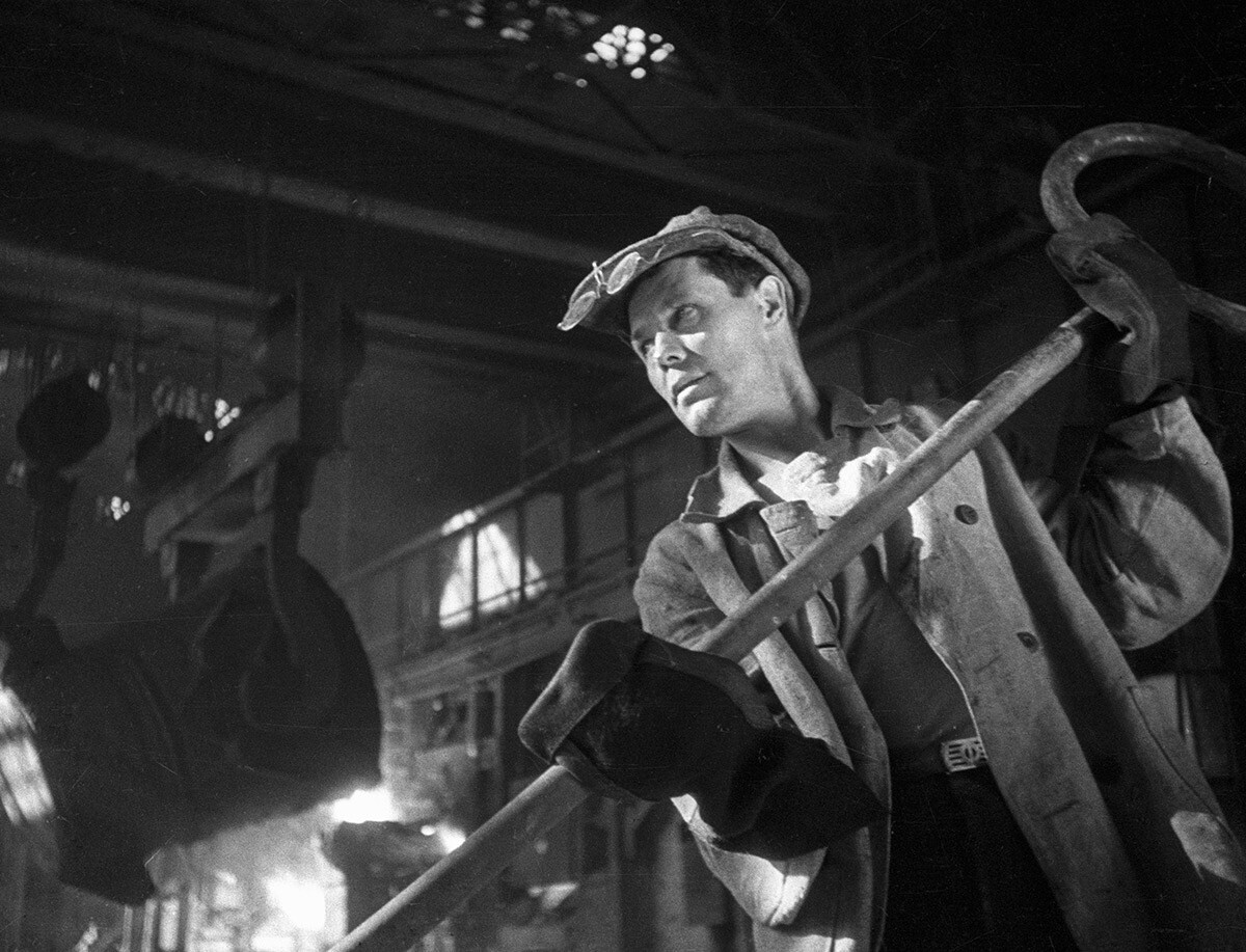 Seorang pekerja di pabrik besi dan baja Magnitogorsk, 1937.