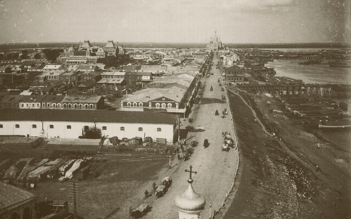 Nizhni Nóvgorod. Calles Moskóvskaya y de Alexánder Nevski. Vista del recinto ferial desde la torre de observación de incendios, 1896 