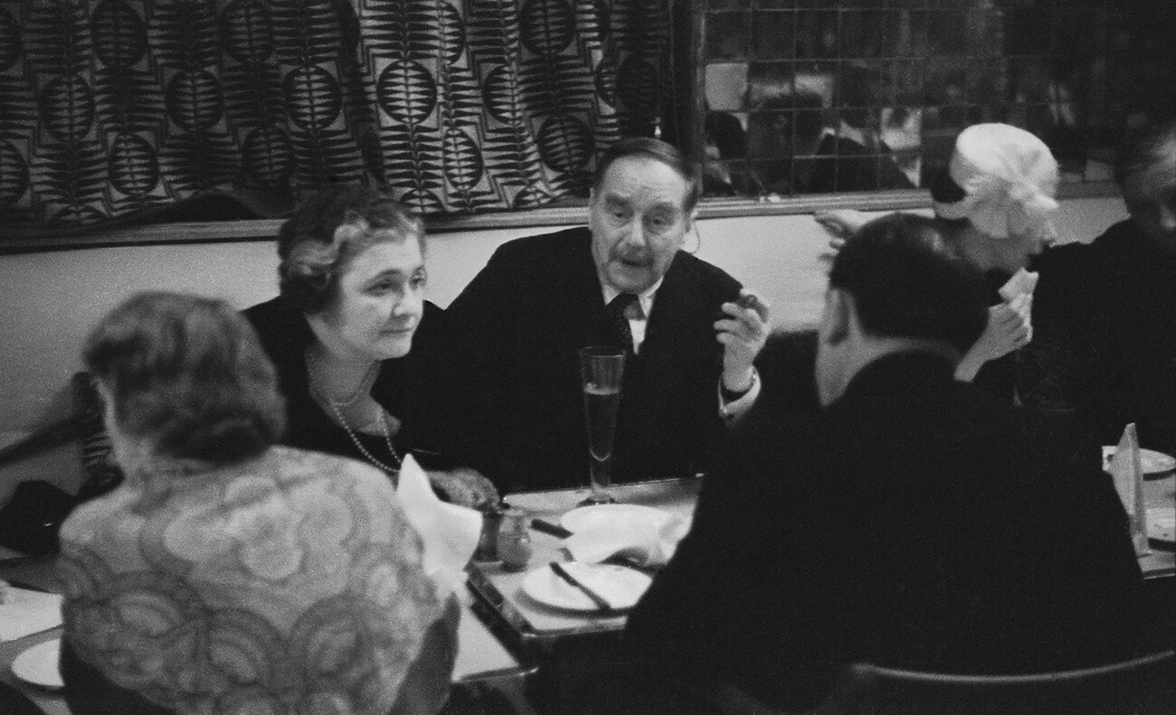 H. G. Wells fumando un puro después de comer en el Gargoyle Club, Soho, Londres, 25 de marzo de 1939