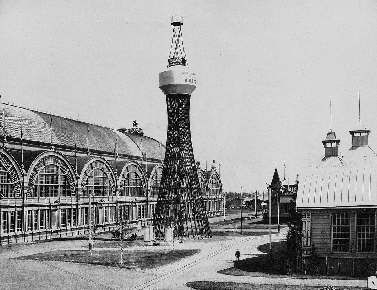 Првата на светот хиперболоидна конструкција на В. Г. Шухов на Серуската изложба во Нижни Новгород, фотографија од 1896 година.

