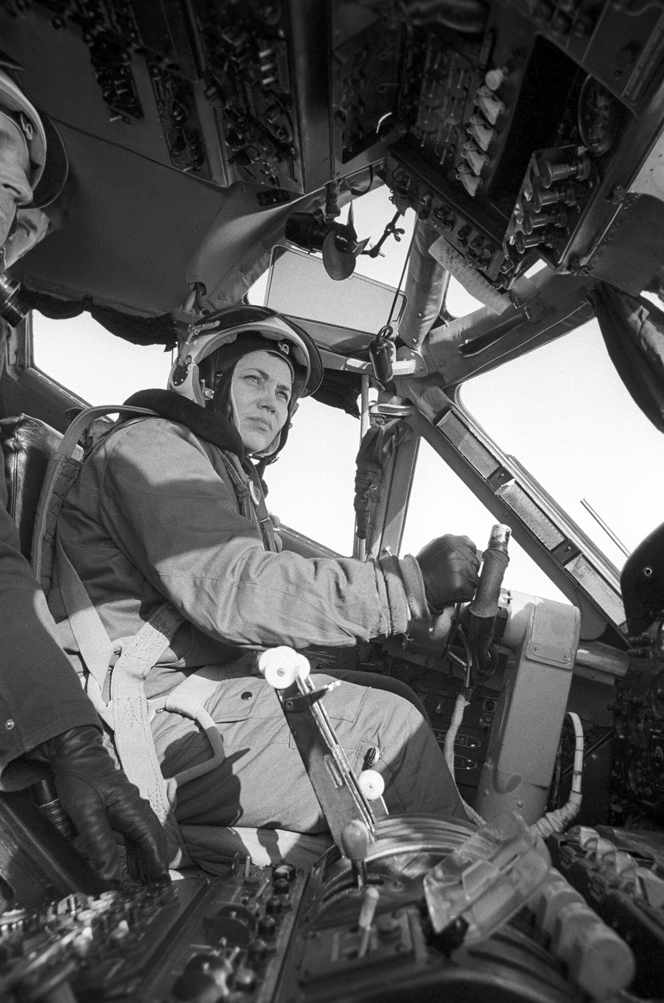 Testpilotin der ersten Klasse, Ehrenmeisterin des Sports der UdSSR, mehrfache Weltrekordhalterin Marina Popowitsch im Cockpit des schweren Turboprop-Transportflugzeugs AN-22 vor einem Testflug. Das genaue Datum und der Ort der Aufnahme sind nicht bekannt.