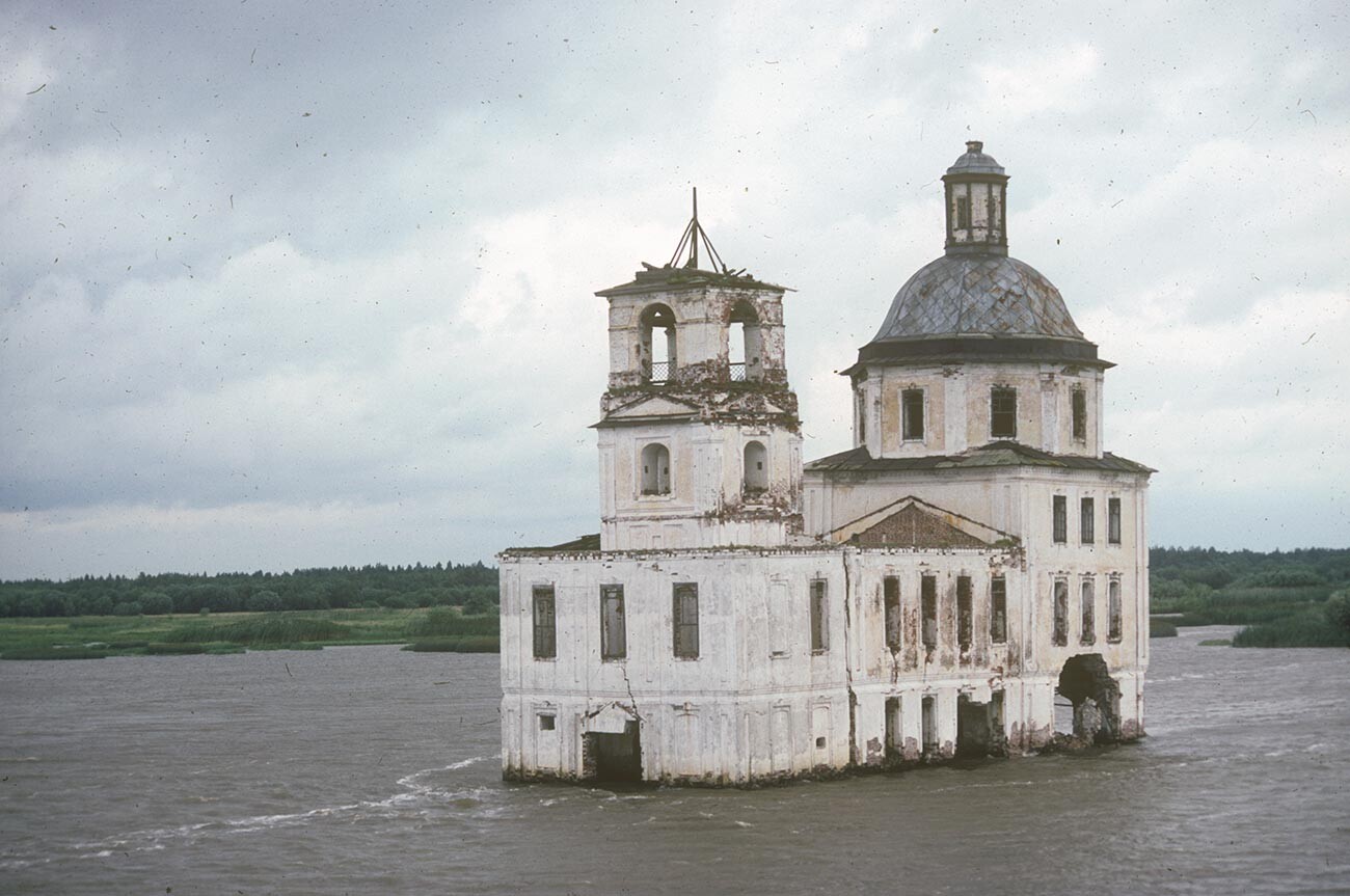 Krokhino (zona di Belozersk, Regione di Vologda). Chiesa della Natività situata nelle acque del fiume Sheksna. Vista da sud-ovest da una nave da crociera. 8 agosto 1991