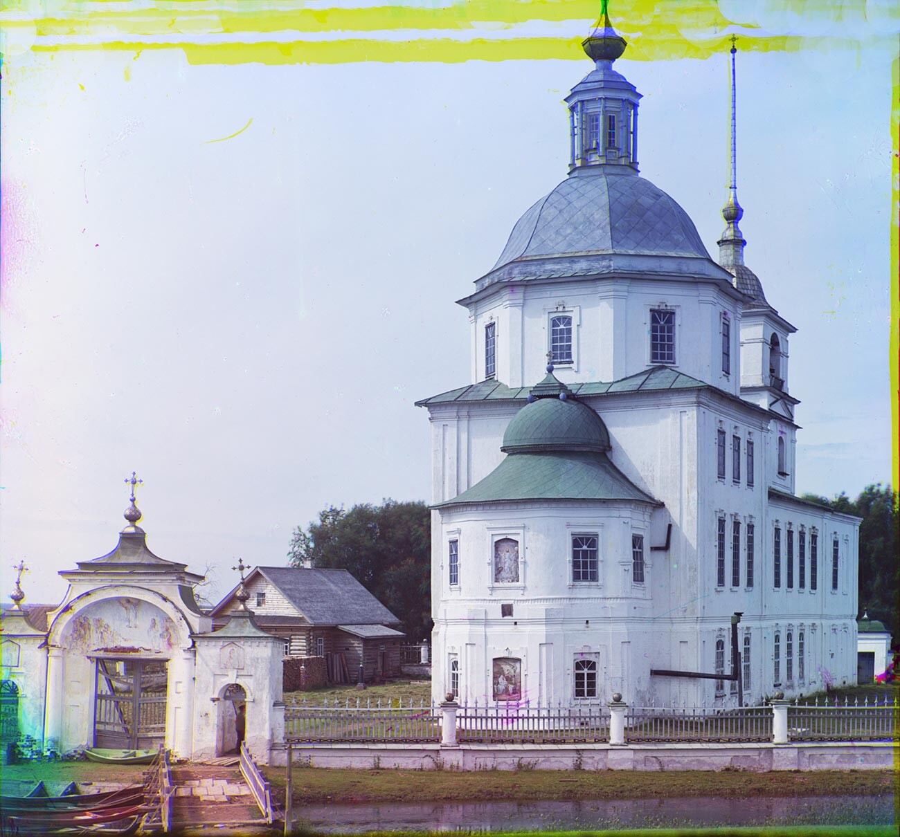 Krokhino. Chiesa della Natività, vista da nord-est con il cancello della chiesa sul piccolo canale che porta al fiume Sheksna. Estate 1909