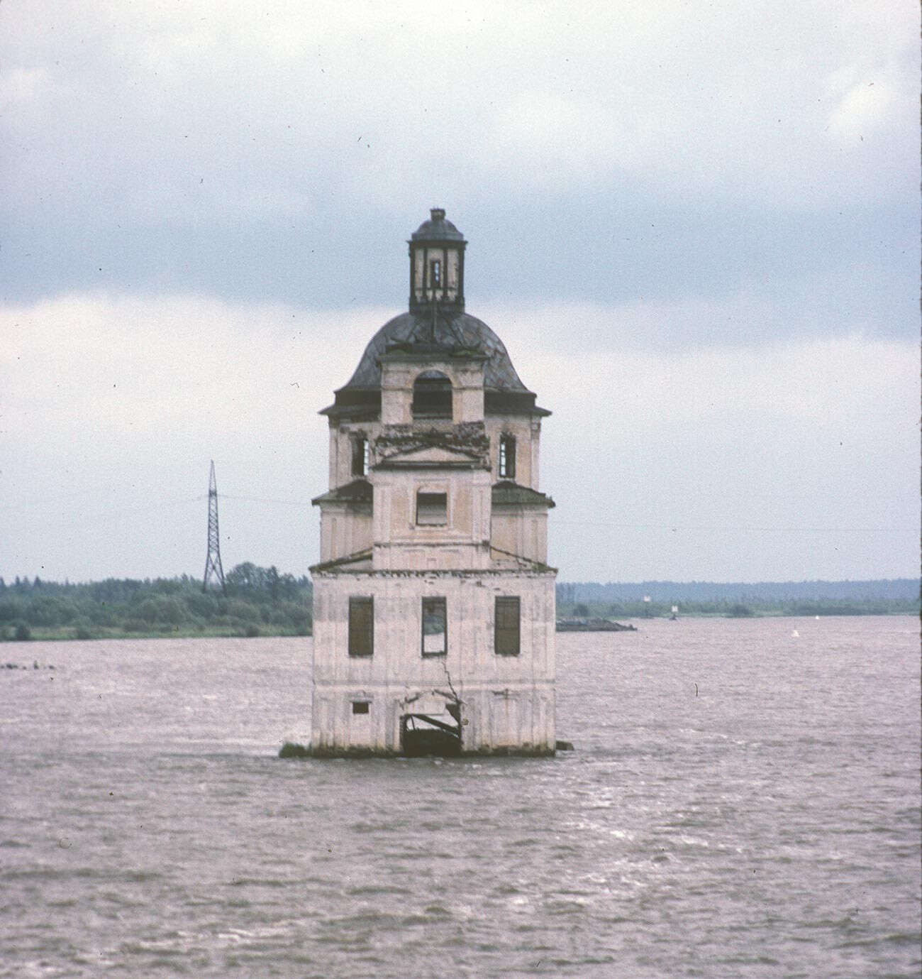 Krokhino. Chiesa della Natività. Vista ovest con campanile e vestibolo davanti alla struttura principale. 8 agosto 1991