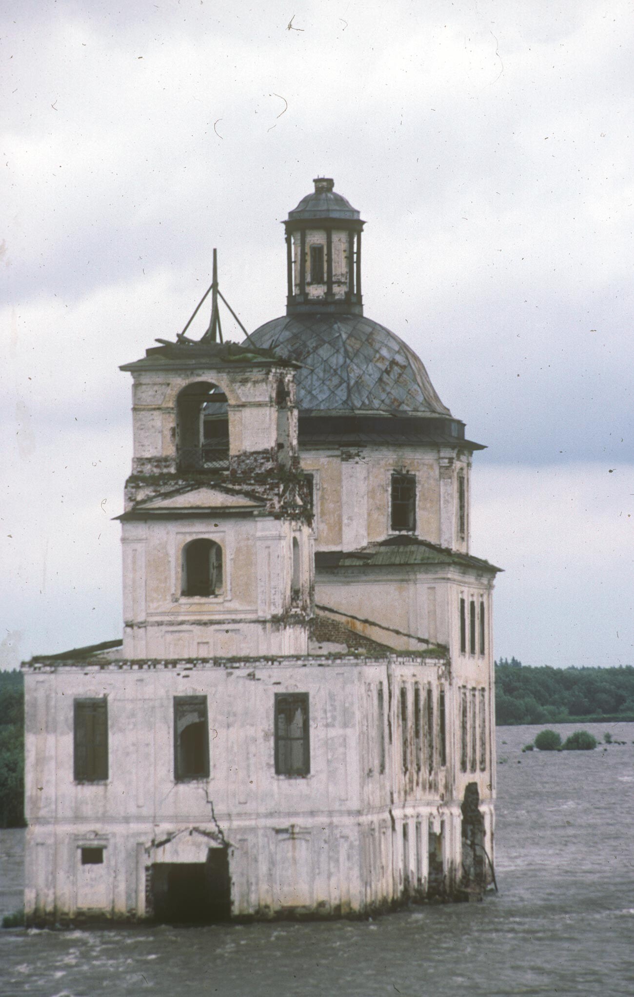 Krokhino. Chiesa della Natività. Vista sud-ovest. 8 agosto 1991