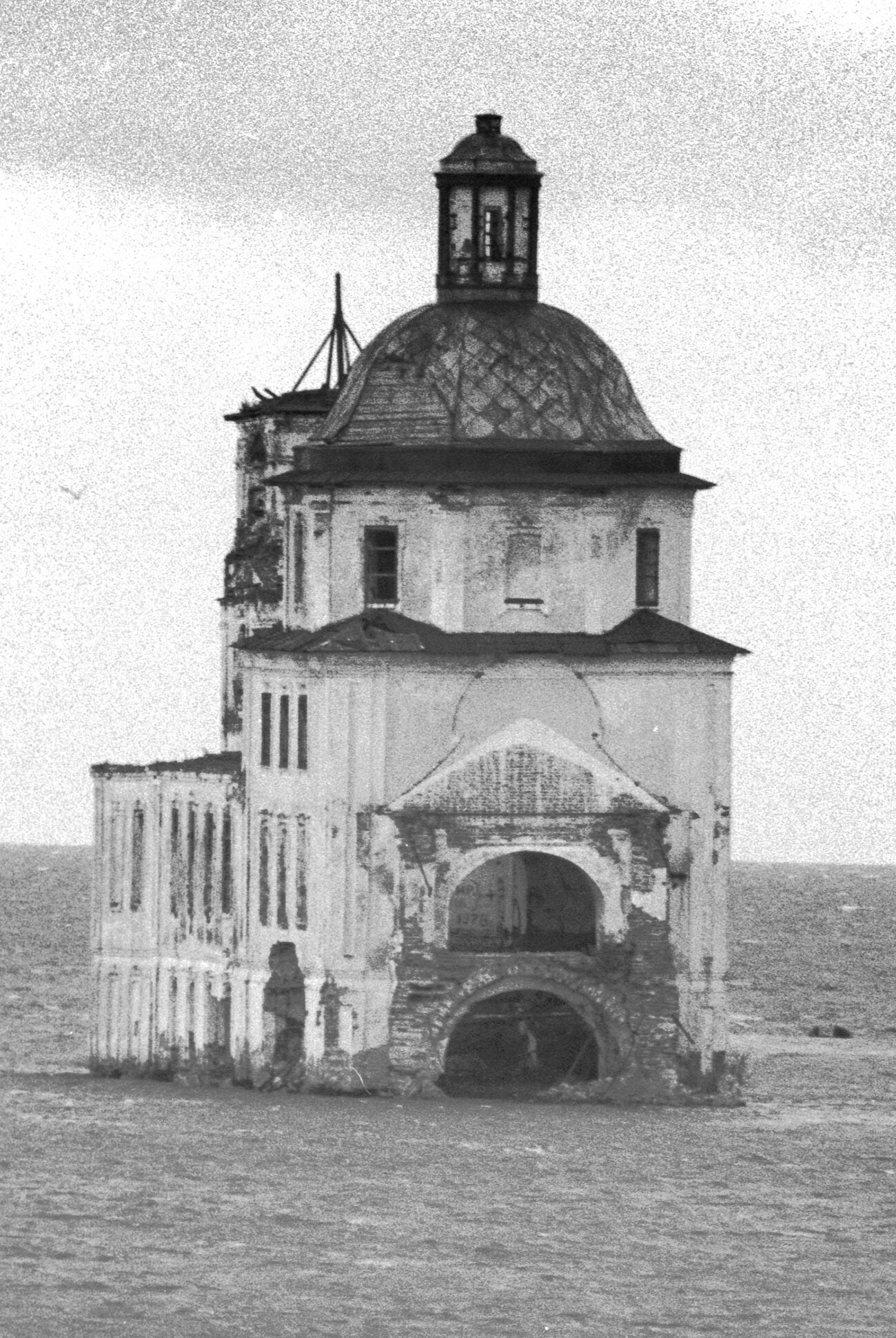 Krokhino. Chiesa della Natività. Vista da est con i contorni dell’abside. 8 agosto 1991